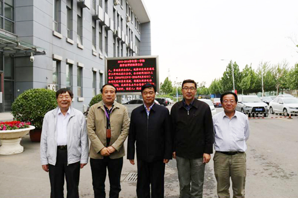 孙进院长与天津职业大j9国际长刘斌（左二）、原校长董刚（右二）等校领导合影