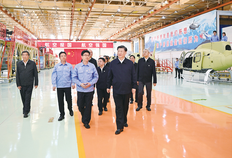 2023年10月10日至13日，中共中央总书记、国家主席、中央军委主席习近平在江西考察。这是11日上午，习近平在景德镇市昌河飞机工业（集团）有限公司考察。 新华社记者 燕雁/摄