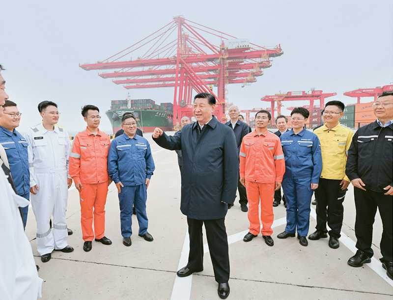 2024年5月22日至24日，中共中央总书记、国家主席、中央军委主席习近平在山东考察。这是22日下午，习近平在日照港亲切慰问港口科技工作者、运营人员、航运人员。 新华社记者 谢环驰/摄