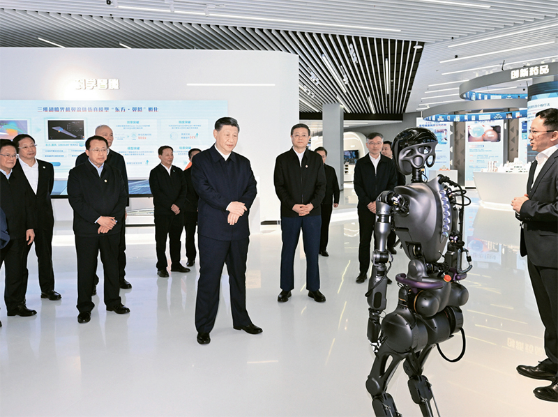 2023年11月28日至12月2日，中共中央总书记、国家主席、中央军委主席习近平在上海考察。这是11月28日下午，习近平在浦东新区张江科学城参观上海科技创新成果展。 新华社记者 谢环驰/摄
