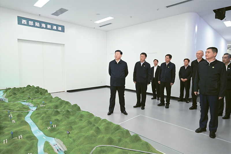 2023年12月14日至15日，中共中央总书记、国家主席、中央军委主席习近平在广西考察。这是14日上午，习近平在南宁市考察中国—东盟信息港股份有限公司，结合平陆运河沙盘听取西部陆海新通道骨干工程建设汇报。 新华社记者 谢环驰/摄